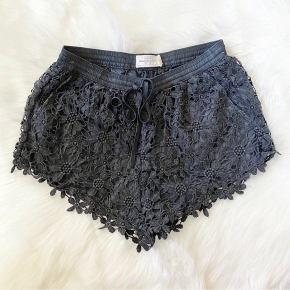 ✨ Abercrombie & Fitch Lace Floral Crochet Lined Black Drawstring Shorts Size S - Picture 1 of 5